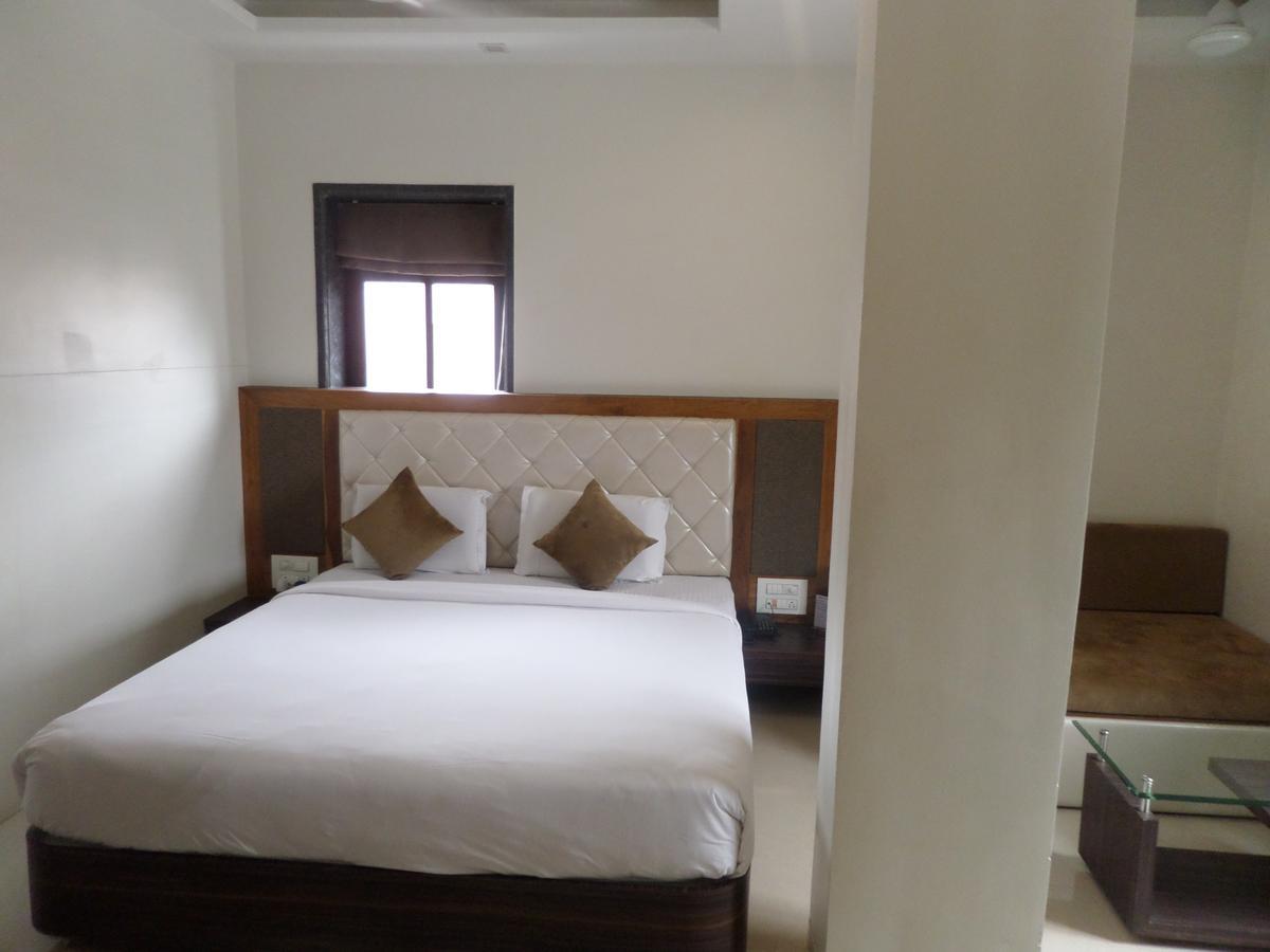 Hotel Raj Palace Ahmednagar Exterior foto