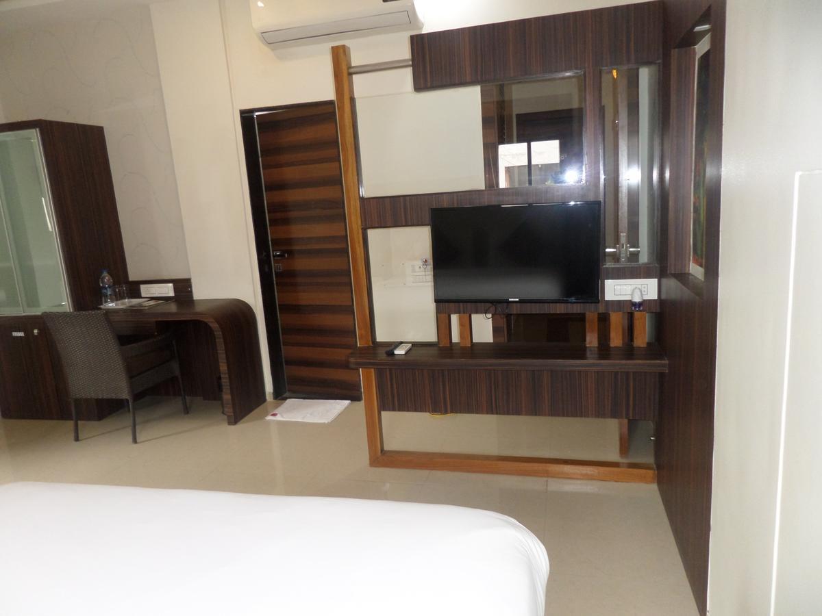 Hotel Raj Palace Ahmednagar Exterior foto