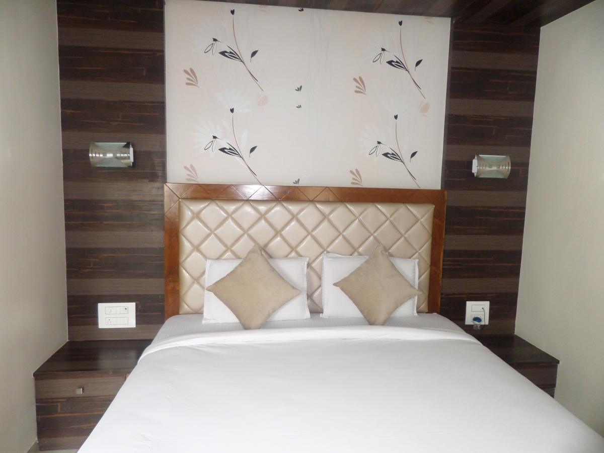 Hotel Raj Palace Ahmednagar Exterior foto