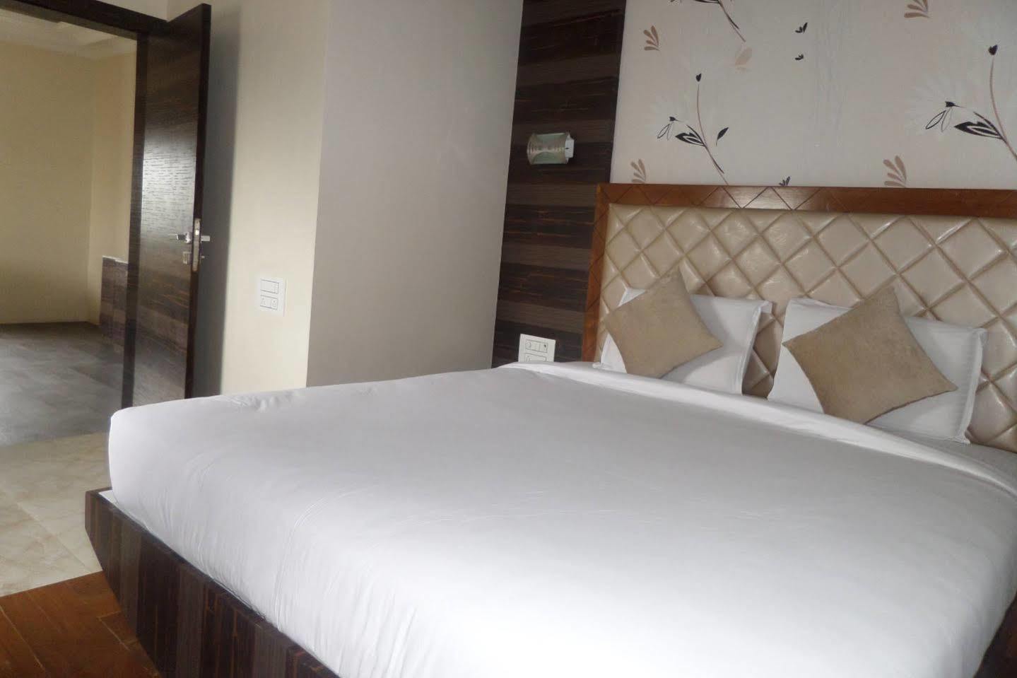 Hotel Raj Palace Ahmednagar Exterior foto